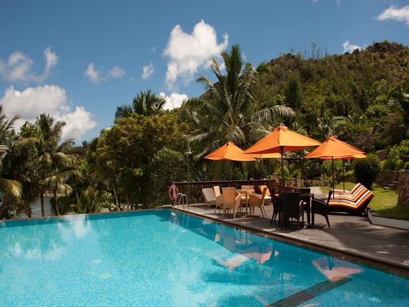 Hotel L'Archipel - swimming pool and deck